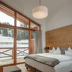 Skylodge Alpine Homes 4*
